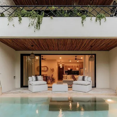 Itza Jungle Queen Swim Up With Beach Club Access