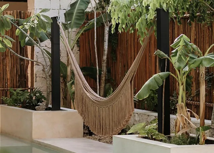 Itza Jungle Queen Swim Up With Club Access *